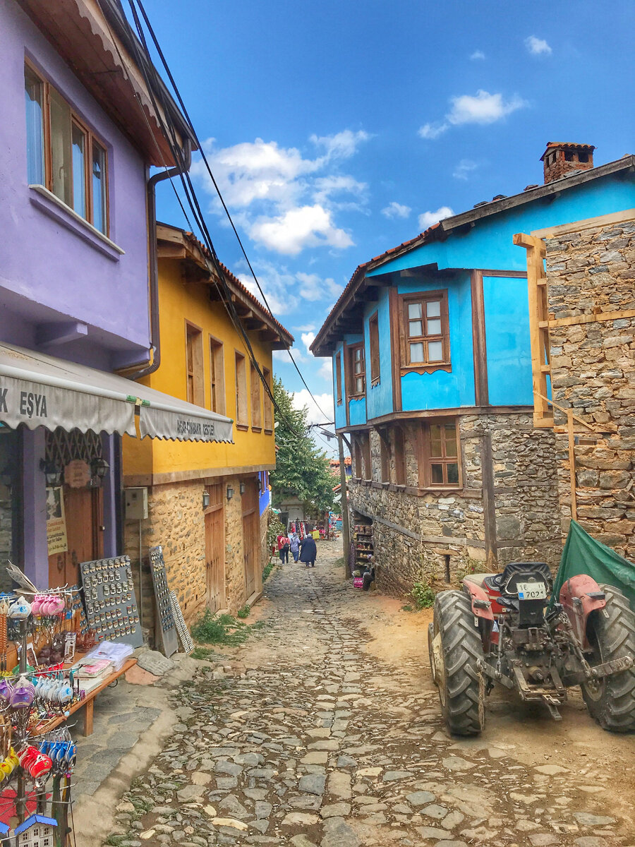 Чтобы запихнуть на улочки Джумалыкызык какой-нибудь автомобиль или вот этот трактор... Надо точно сильно постараться