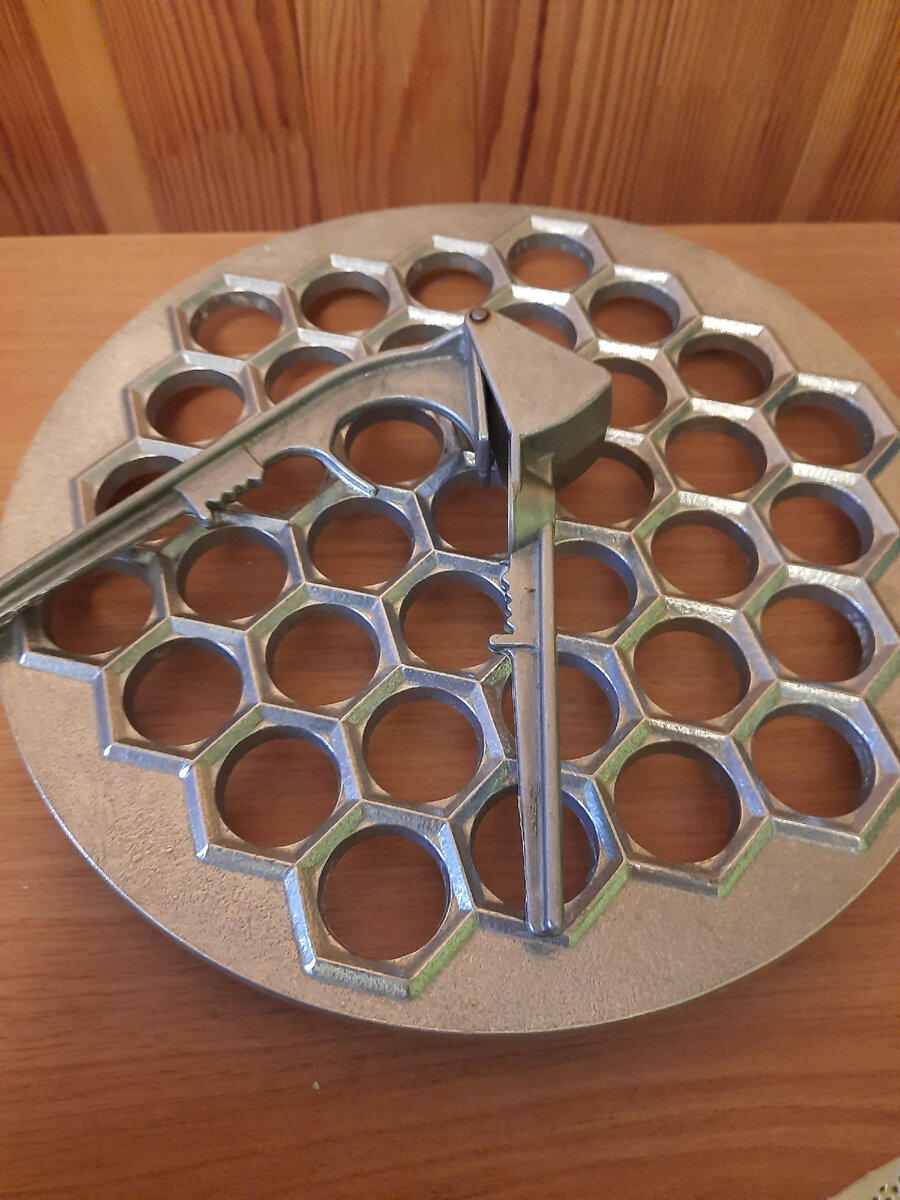 достала из шкафа