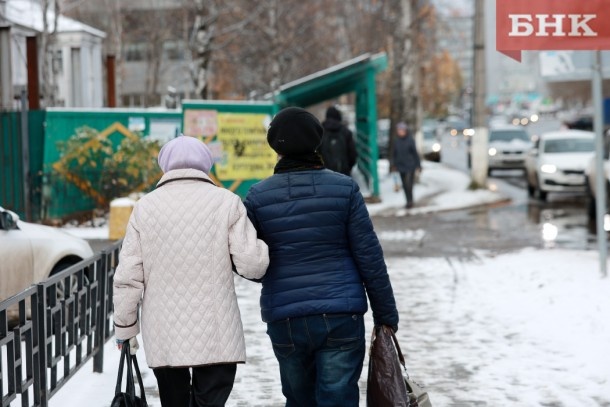 В России появится выплата в 2400 рублей для ухаживающих за родственниками пенсионеров.