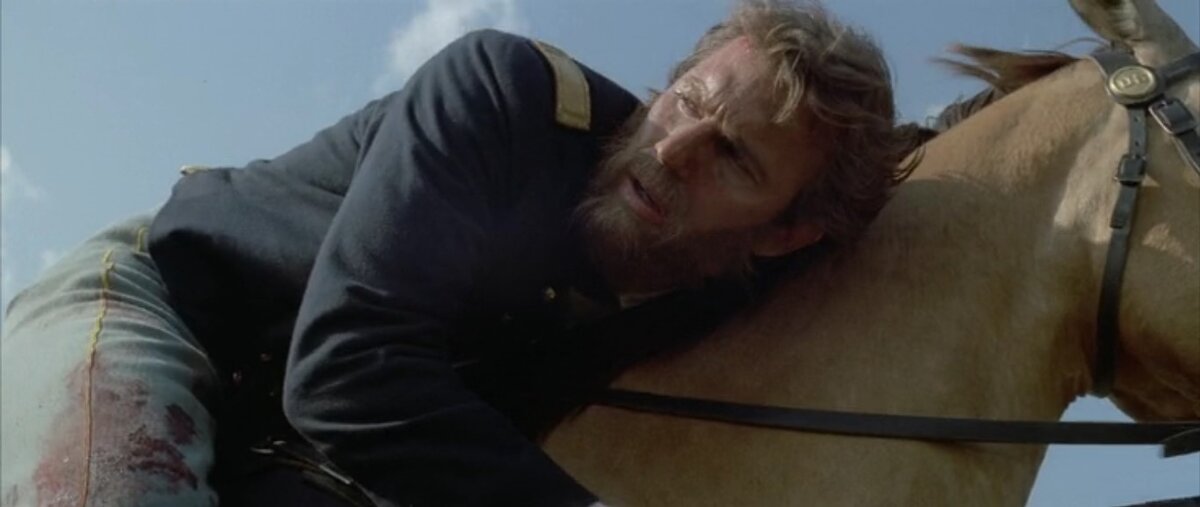 персонаж Костнера немножко странноватый сам по себе