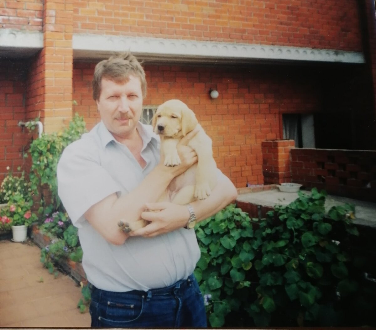 Наша собачка Злата на руках своего хозяина , ей меньше двух месяцев. Из архива Гончаровой Г.