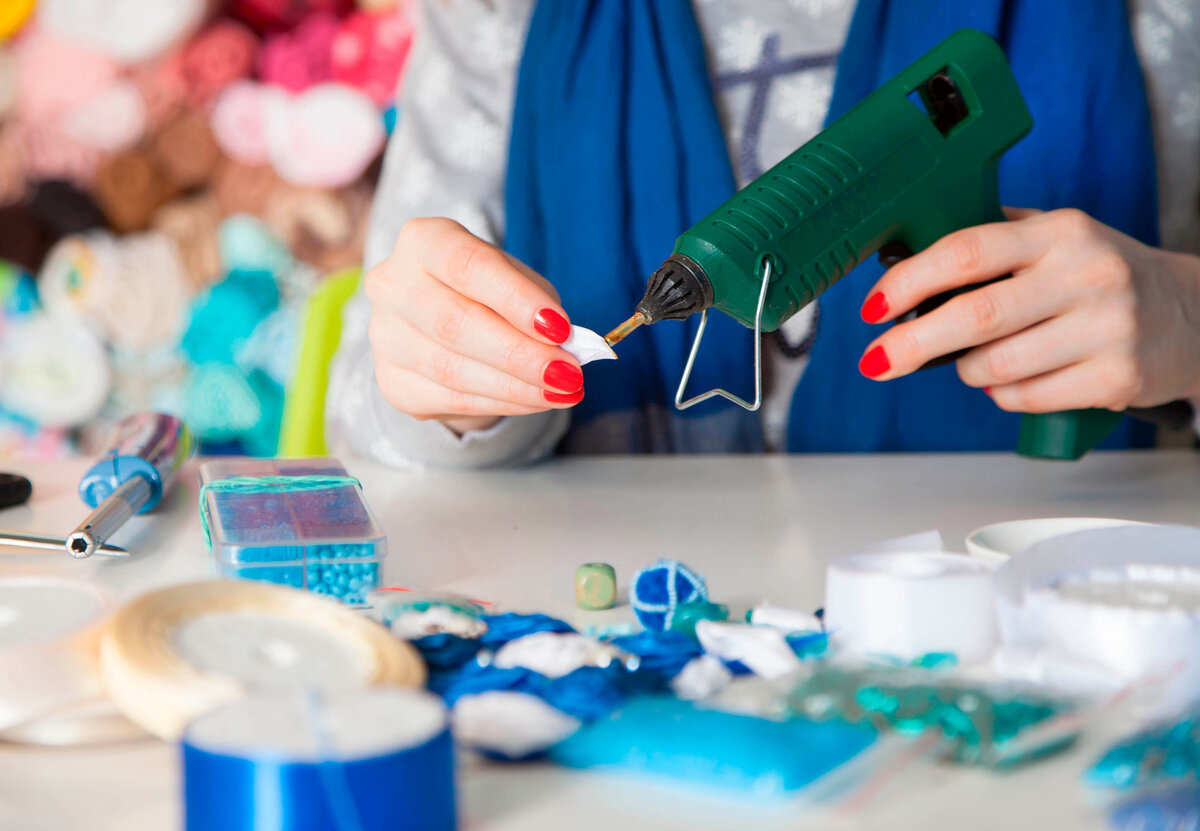     Лайфхаки с горячим клеем: от ухода за обувью до ремонта украшений