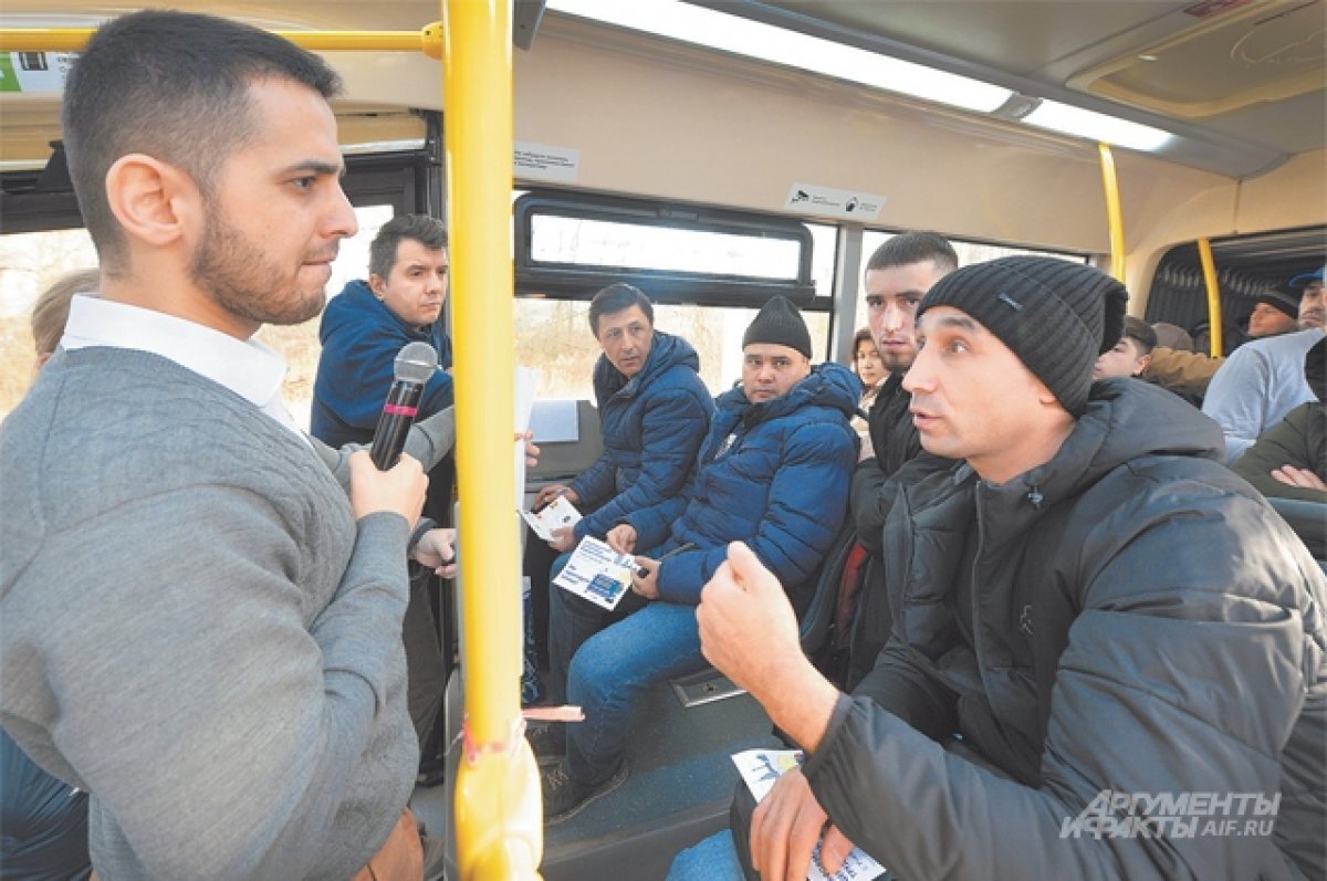    Юрист Бахтовар Джумаев ответил на десятки вопросов пассажиров об изменениях в миграционном законодательстве.