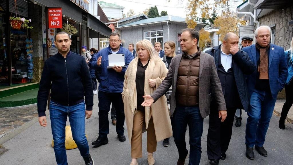  Министр курортов и туризма Крыма Вадим Волченко с главой администрации Ялты Яниной Павленко // Фото: пресс-служба Минкурортов 