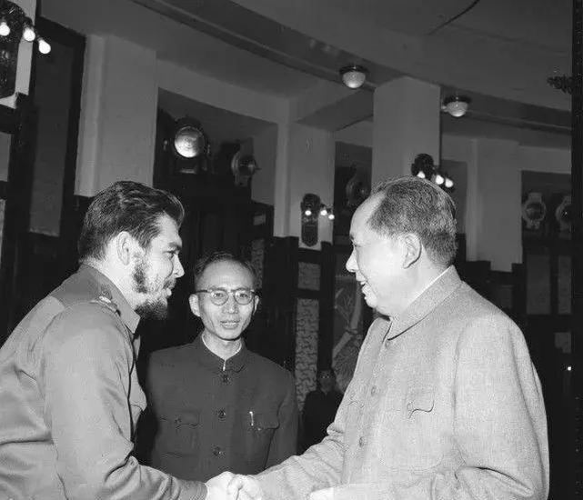 19 ноября 1960 года состоялась встреча двух выдающихся революционеров ХХ века: Мао Цзэдуна (1893—1976) и Эрнесто Че Гевары (1928—1967).