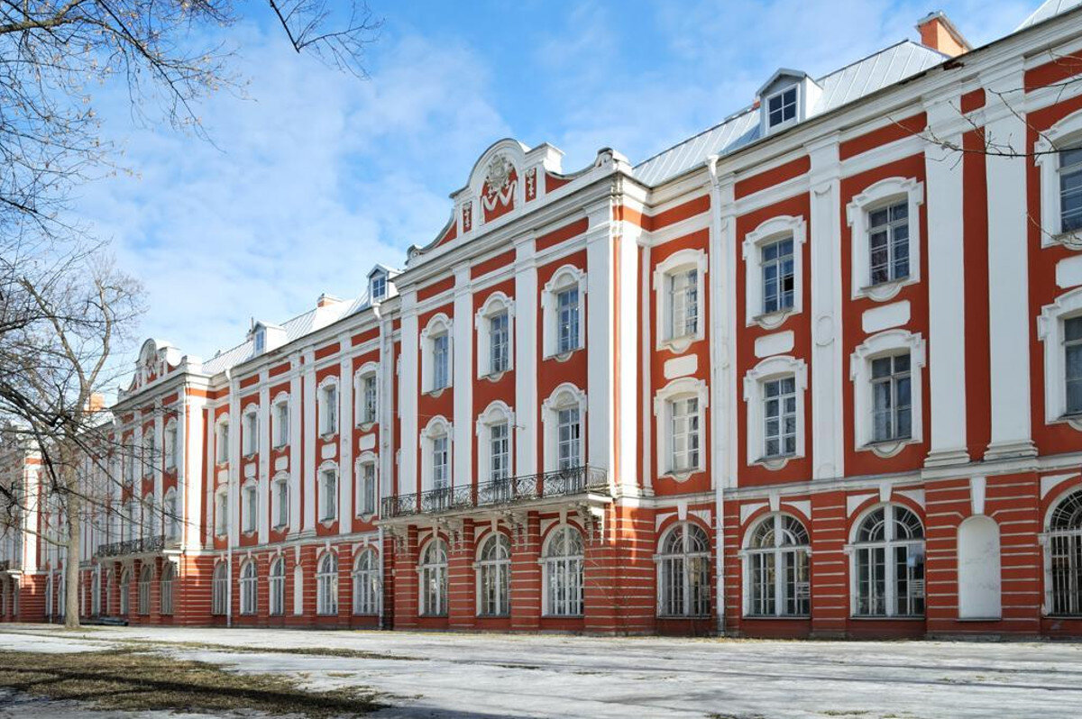 Здание Двенадцати коллегий. Источник фото: polzam.ru.