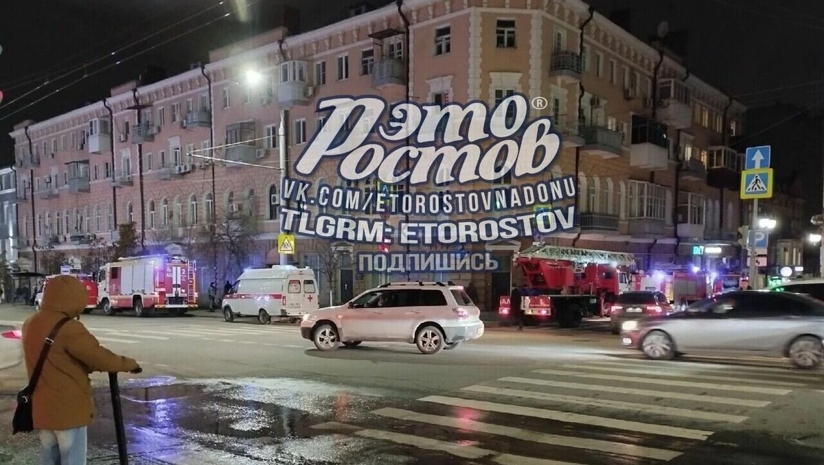     В центре Ростова на Большой Садовой улице замечено скопление машин скорой и пожарных, об этом в соцсетях сообщили очевидцы.