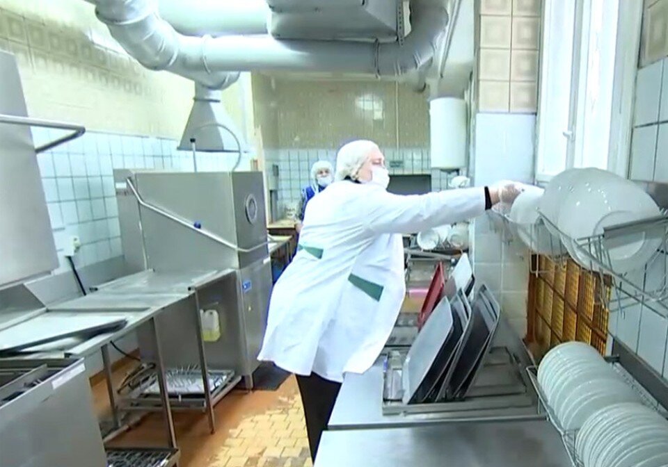     КГК проверяет школьные столовые. Фото: кадр видео «Беларусь 1»