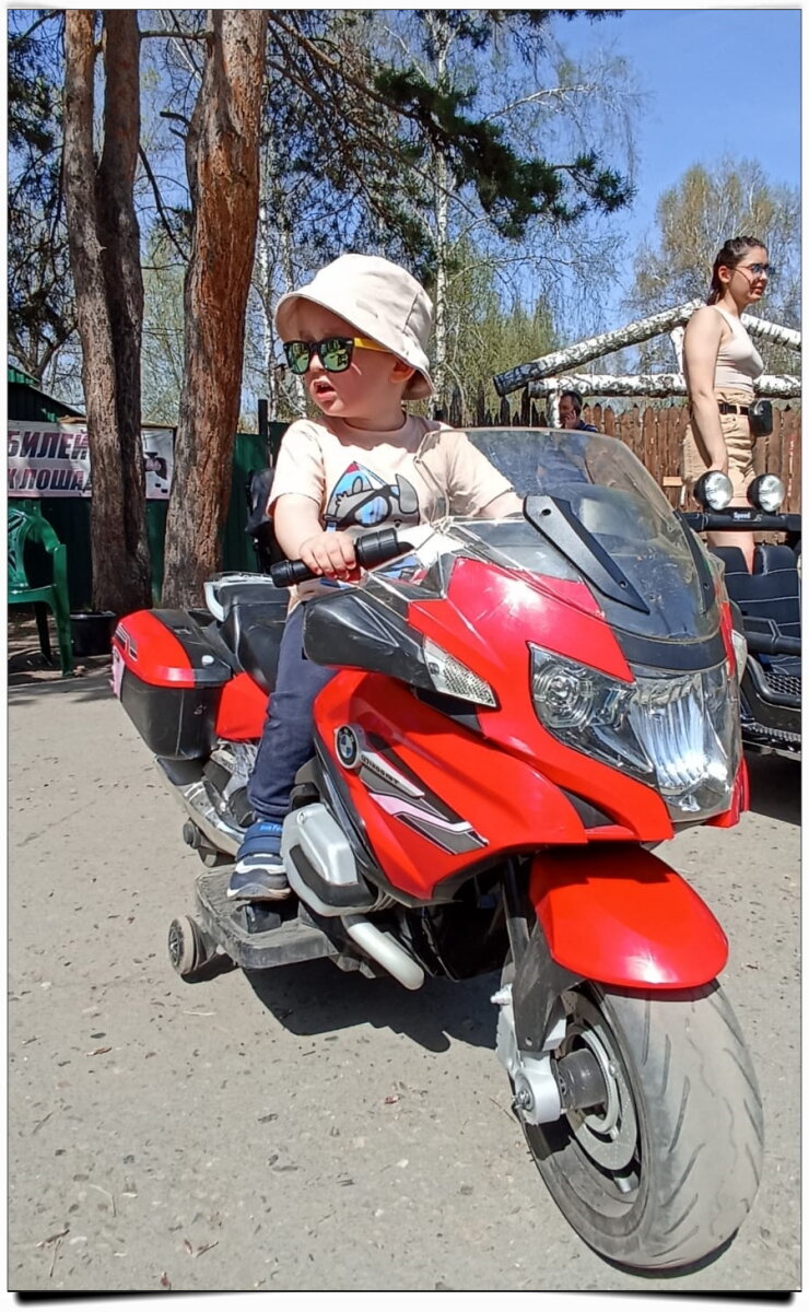 Весна. Парк "Лесная сказка". Мой любимый байкер :) 