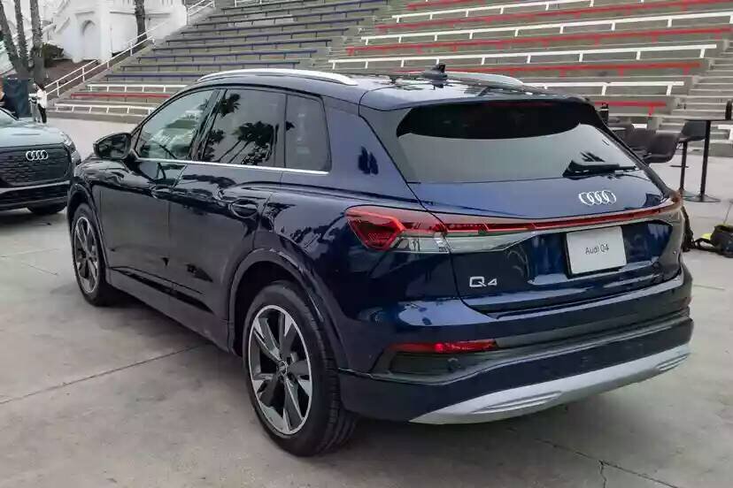 Торможение с помощью педали тормоза, а не рекуперативной системы, кажется линейным и легким, как приличный комплект тормозов в автомобиле с газовым двигателем. Это все еще относительно необычная черта для электромобилей, у которых часто тормоза кажутся мягкими или не имеют обратной связи, но такое традиционное ощущение делает Q4 e-Tron более доступным для водителей, которые не знакомы с электромобилями.

Любопытным упущением является отсутствие настоящего управления одной педалью. Q4 E-Tron предлагает три уровня рекуперативного торможения, причем самый мощный из них практически полностью останавливает автомобиль до того, как потребуется последнее нажатие на педаль тормоза. Силу регенерации можно регулировать с помощью подрулевых кнопок на рулевом колесе, или вы можете просто выбрать самую сильную настройку, выбрав режим вождения “B” с помощью переключателя передач. Я предпочитал самые мощные настройки во время езды по городу и для управления скоростью при спуске с больших холмов; это спасло меня, когда я проезжал мимо полицейского на мотоцикле, стоявшего у подножия холма, где движение накатом привело бы к значительному превышению скорости. Однако на более извилистых дорогах торможение от системы регенерации было заметным и тревожным, и я предпочел отказаться от него.