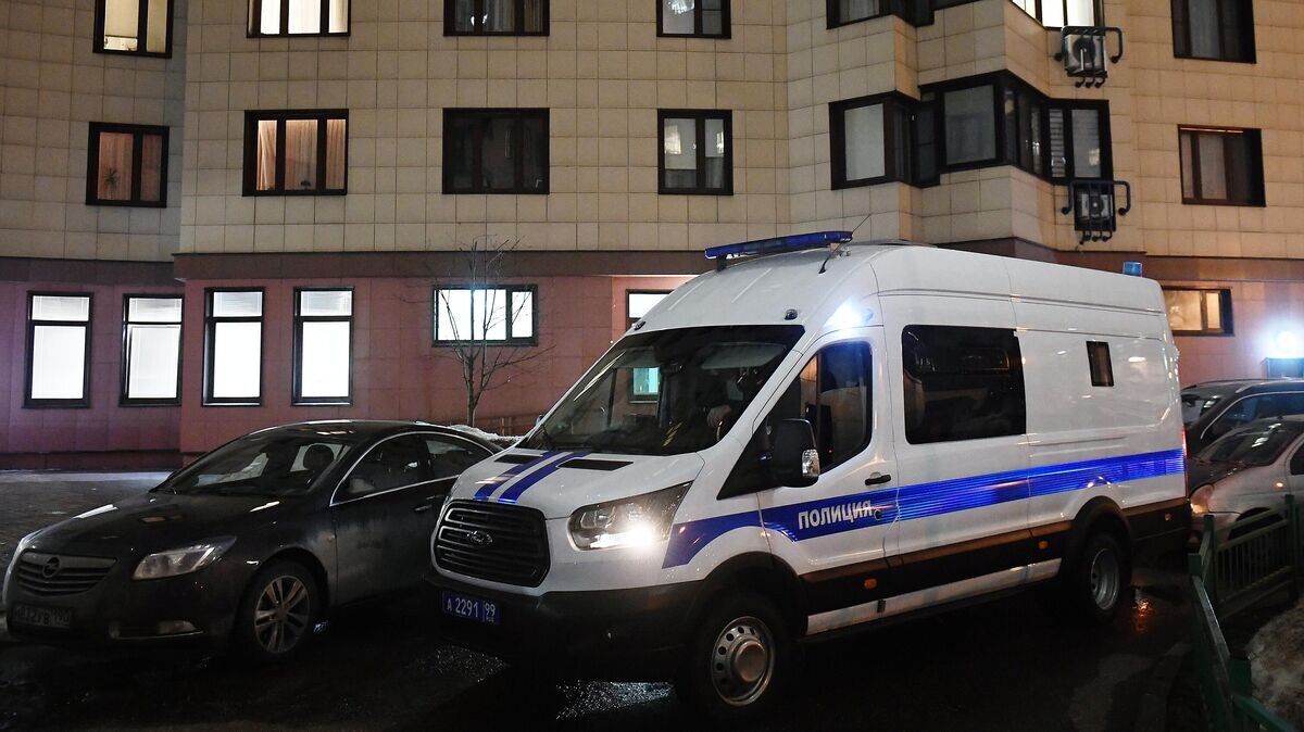    Автомобиль полиции у дома в Москве, где находится квартира Юлии Навальной© РИА Новости / Илья Питалев