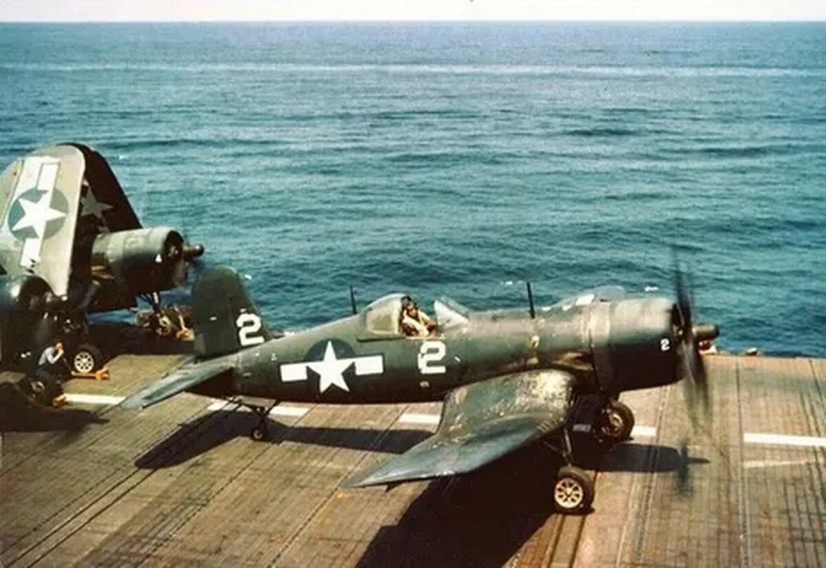 Вскоре, отправляясь с родителями в путешествие, мальчик поразил Брюса и Андреа тем, как уверенно и профессионально оглядывал стоявшие на летном поле самолеты. «Да он просто вундеркинд!» – воскликнул с отцовской гордостью Брюс. 
Но Андреа все больше тревожилась за сына…

А потом, в одну из ночей у Джеймса случился особенно тяжелый приступ паники. Мальчик с трудом успокоился в объятиях родителей, и мать, по совету врача, спросила:

– А кто этот человечек,который не может выйти?

– Я!

– А что случилось с твоим самолетом?

– Он загорелся и упал.

– Почему он упал?

– Меня сбили.

– Вот как? – спросил Брюс. – И кто же тебя сбил?

Мальчик посмотрел на него с явным недоумением. И произнес как нечто само собой разумеющееся: «Японцы, конечно». После чего во всех подробностях описал японские боевые самолеты Второй мировой войны.

Отец мальчика - христианин и рационалист по складу характера, не желал слышать о том, что дело в реинкарнации и пытался найти логическое объяснение тому, что творится с его сыном. Для этого он начал подробнее расспрашивать мальчика.

– Ты помнишь тип самолета, на котором летал человечек?

– «Корсар», – без колебаний ответил мальчик.

– А откуда он вылетел?

– «С корабля «Натома».

Брюс засел за справочники, принялся обшаривать интернет и вскоре выяснил: американский авианосец USS Natoma Bay транспортировал самолеты «Корсар» во время войны.