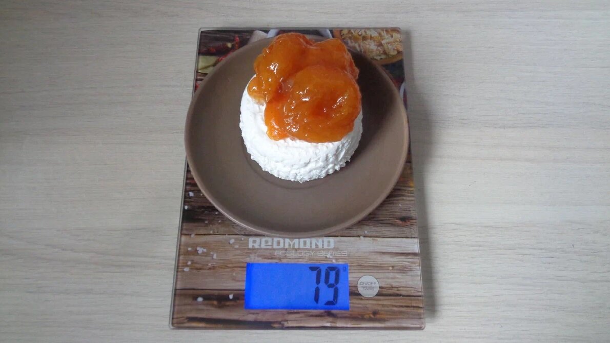 Перекус в 13-30: творог 5 % жирности 170 г и 79 г домашнего абрикосового варенья калорийностью 343,04 ккал.