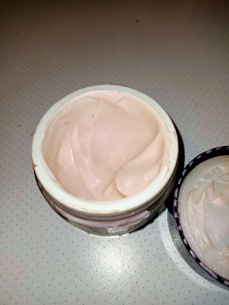 А крем для лица с сияющими частицами, можно использовать для тела и ног, чтобы придать коже сияния, когда идёте на вечеринку или любое другое мероприятие.