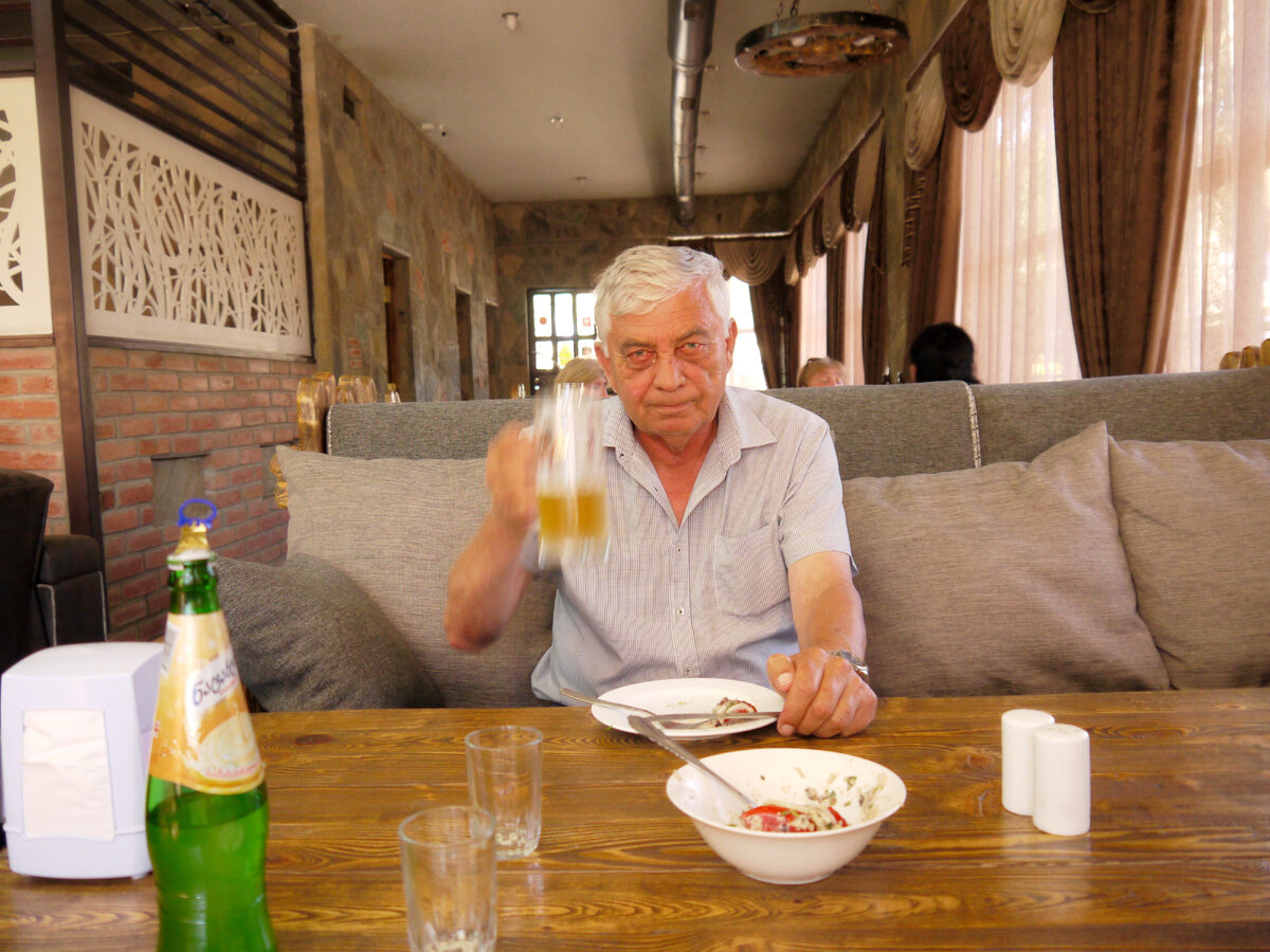 Зал большой хинкальной.