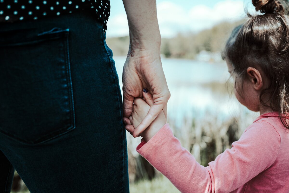     будьте очень осторожны с тем, что вы говорите своей девочке фото: unsplash.com