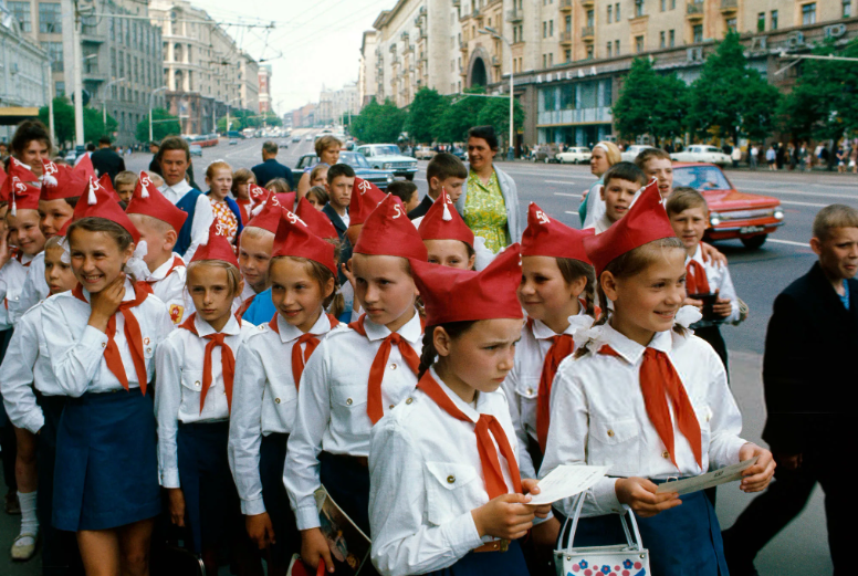 В 1972 году, пионеры прошли на улице Горького. Фото взято из сайта: bigfoto.com