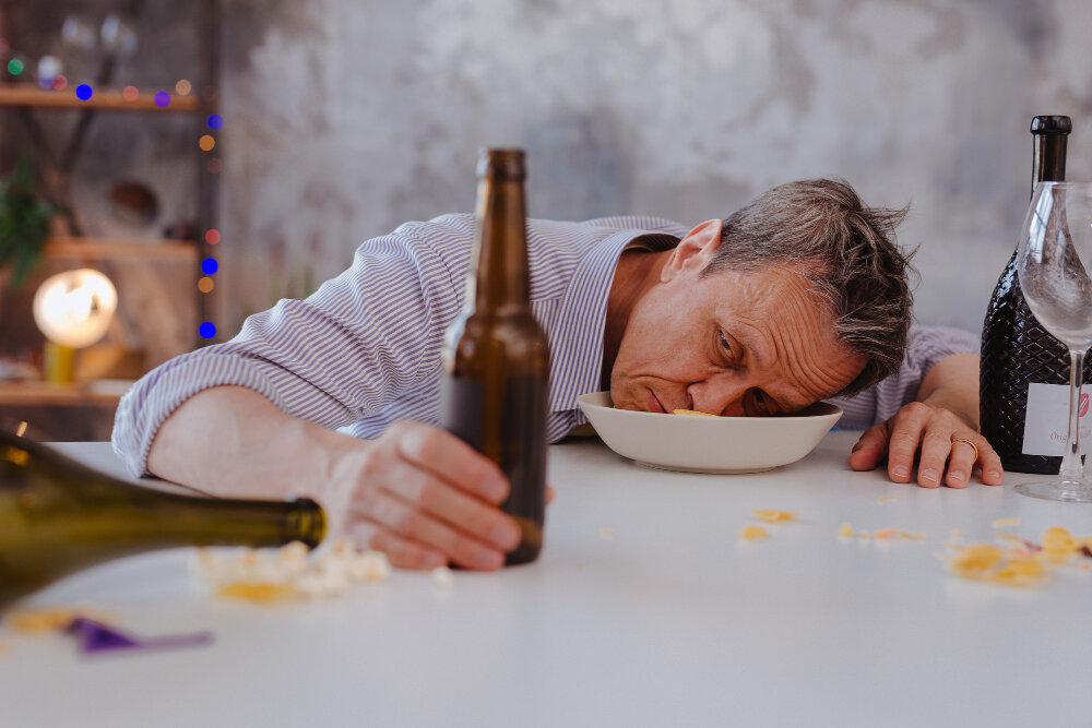 Регулярные пьянки (источник изображения: freepik.com) 