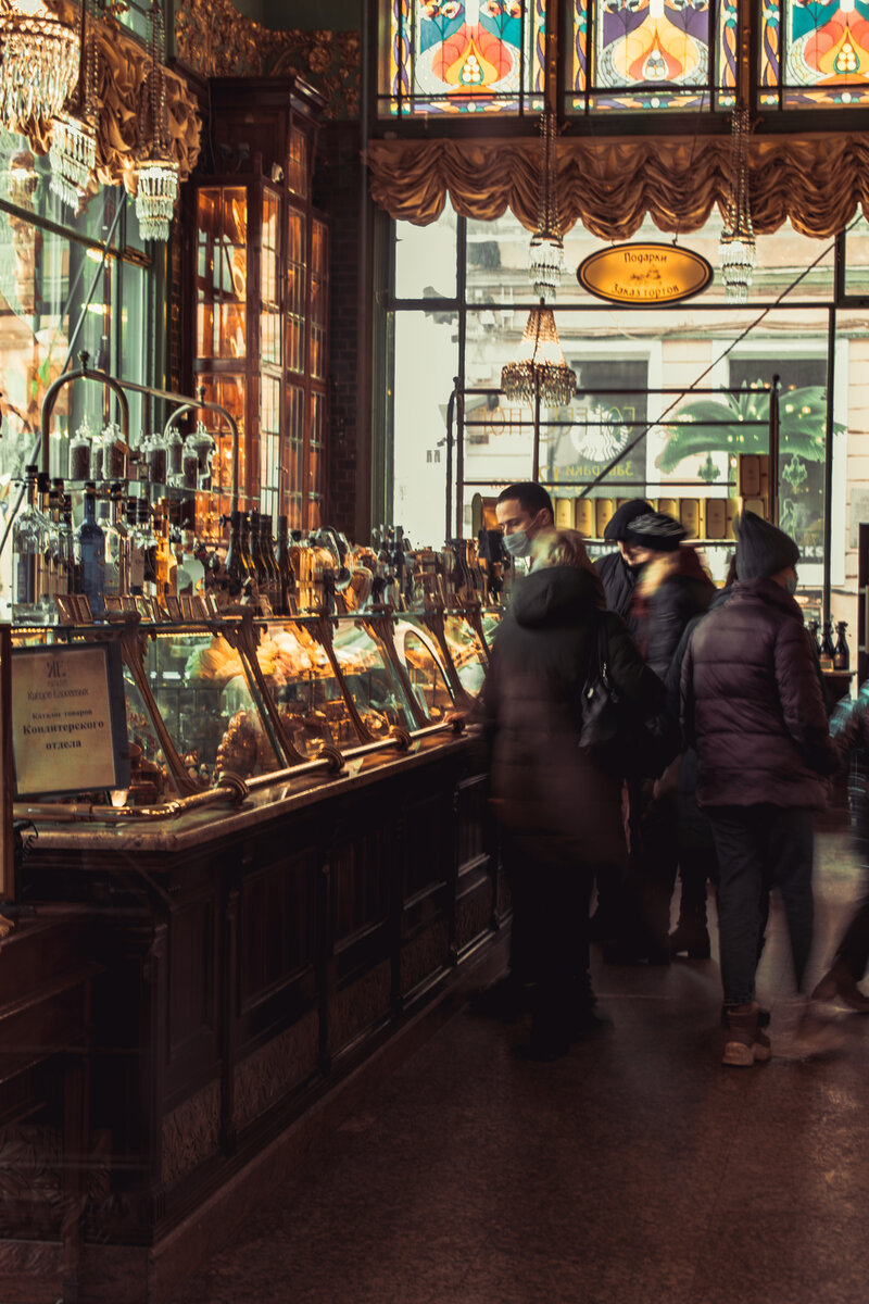 Фотографировали через стеклянную входную дверь