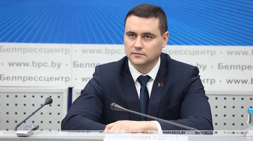  Андрей ИванецТем самым, по его словам, реализуется модель, которая идет навстречу абитуриентам, предоставляя им максимально широкие возможности для выбора.Как сообщалось, после окончания 11 классов выпускники будут сдавать два централизованных экзамена: один обязательный - по русскому или белорусскому языку, второй - по выбору из числа предметов, по которым в настоящее время предусмотрено ЦТ. Для тех, кто будет поступать в вузы, предлагают сдавать один дополнительный экзамен в форме ЦТ.-0-
