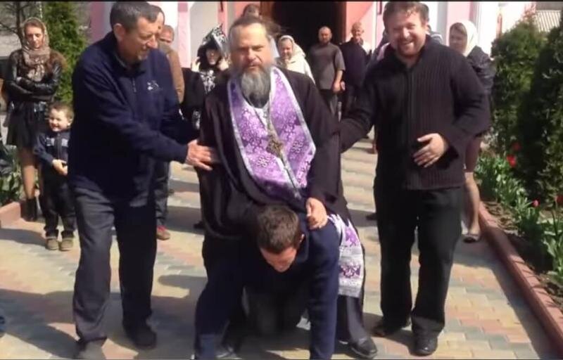 фото взято с интернета как поп издевался над человеком. Есть видео этого скандала: