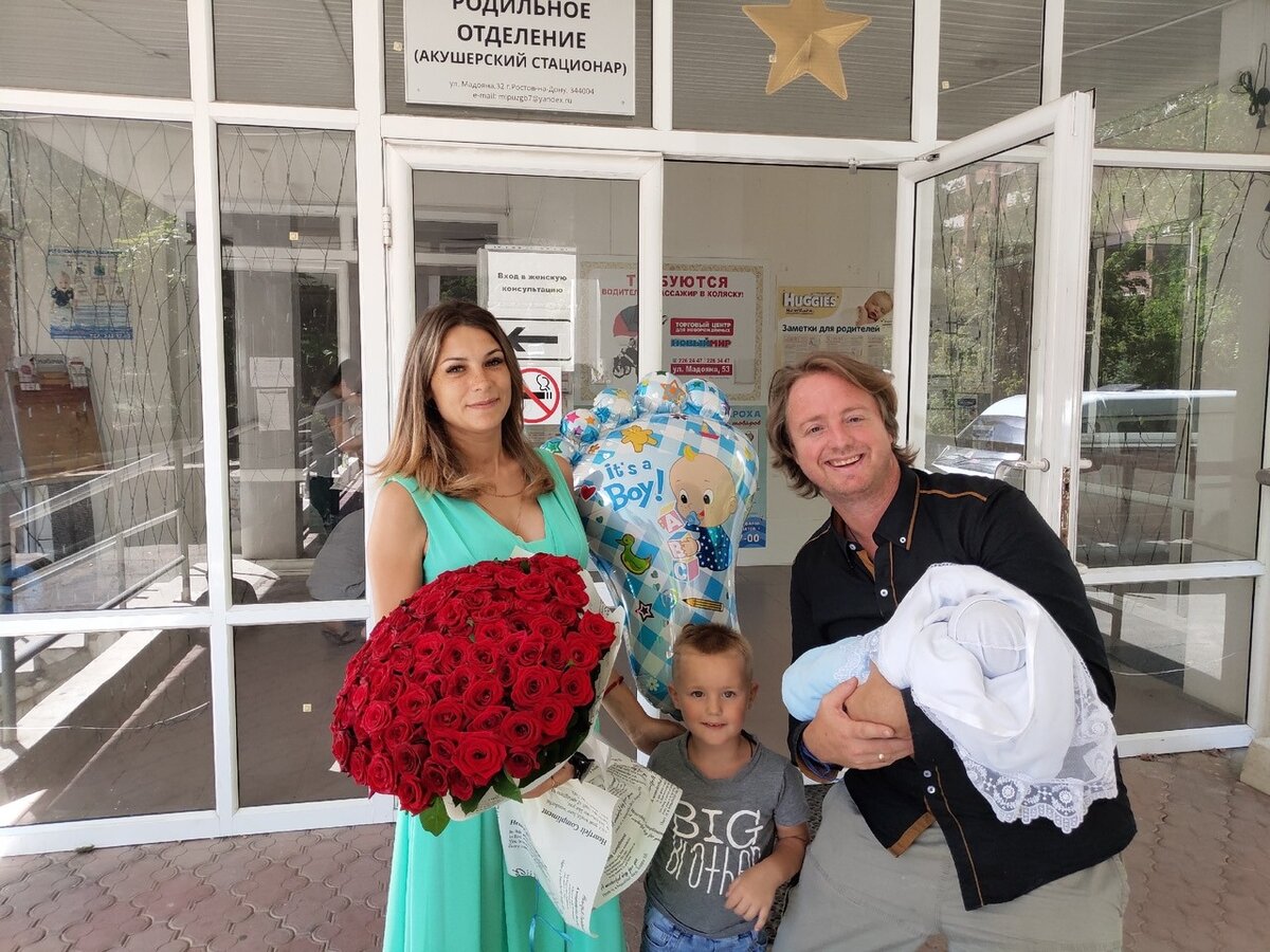 Патрик с женой и детьми. Фото из интернета