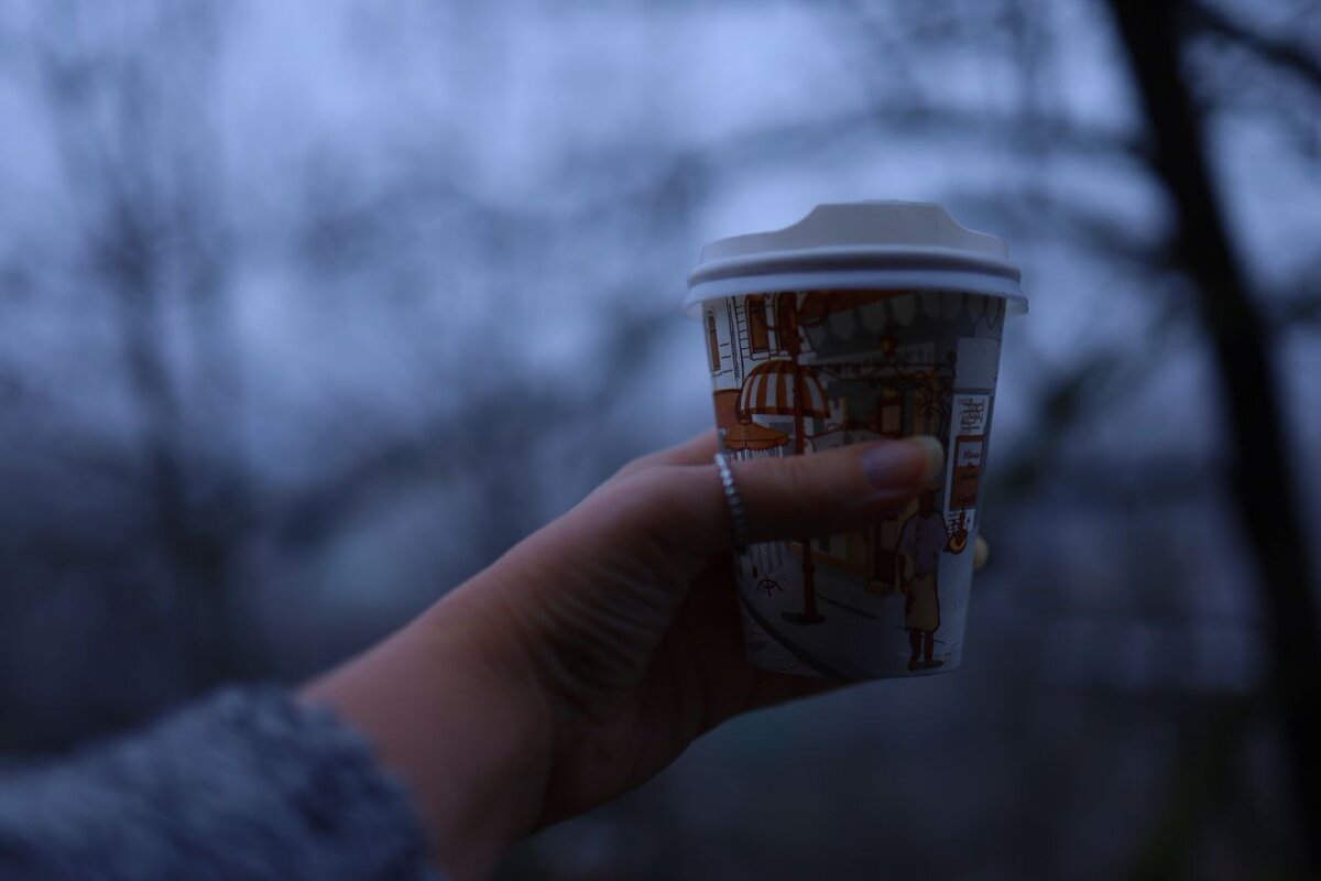 Кофе в такую погоду согревает, но здесь бы лучше смотрелся облепиховый чай