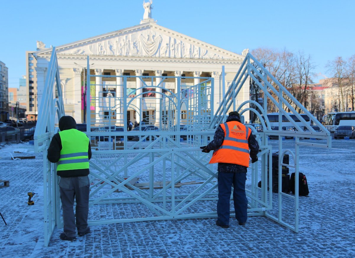    В Воронеже площадь Ленина начали украшать к Новому году