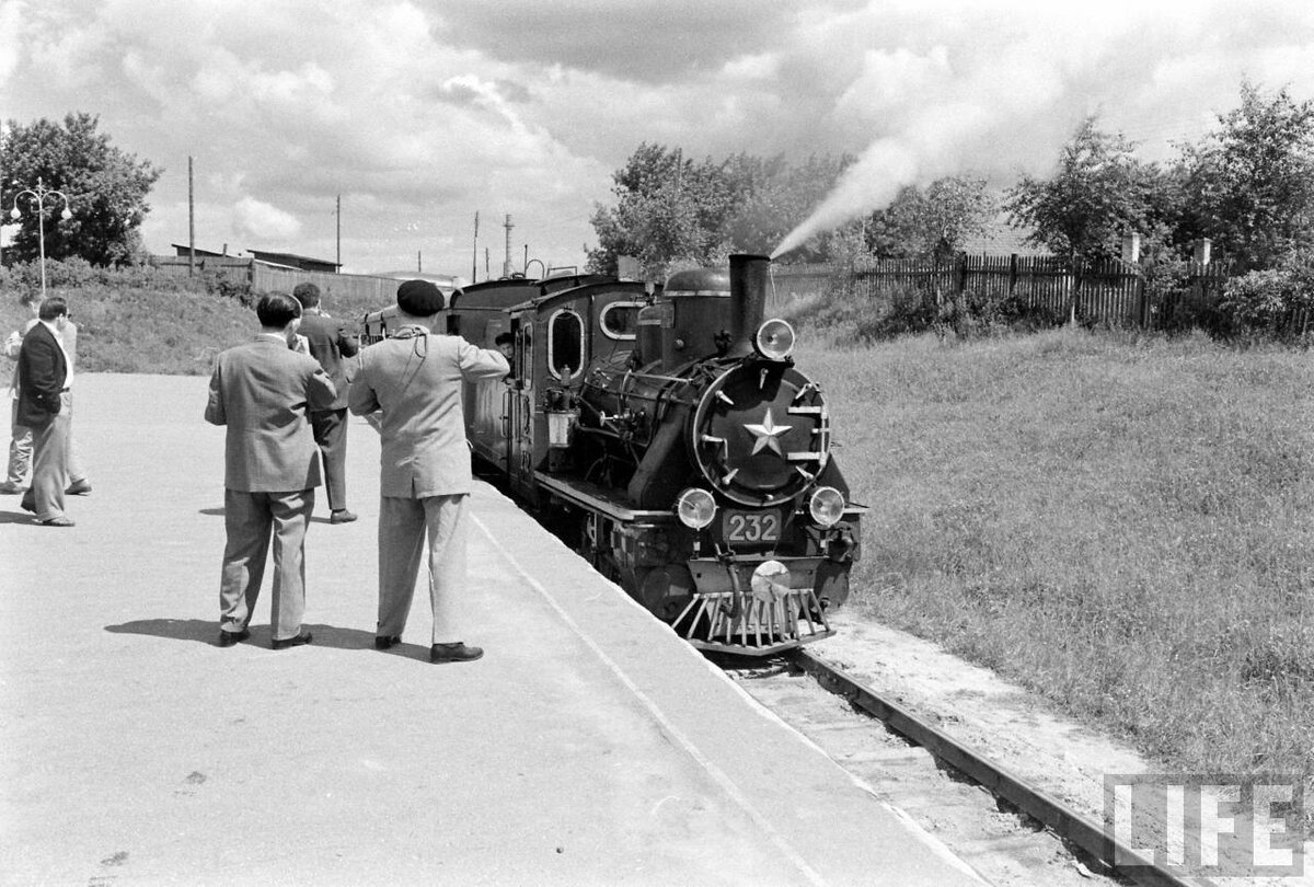 первоначально тяга осуществлялась на ДЖД паровозами КП4