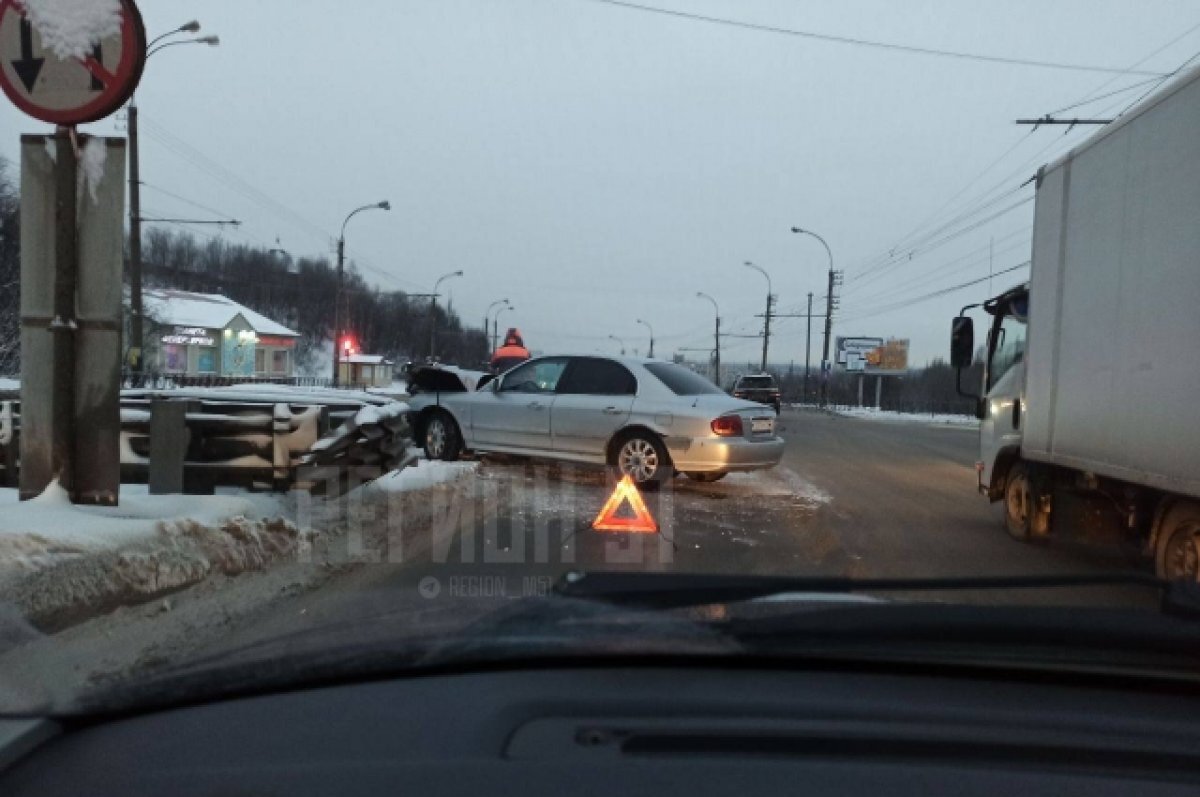    В Первомайском районе Мурманска две иномарки не поделили дорогу