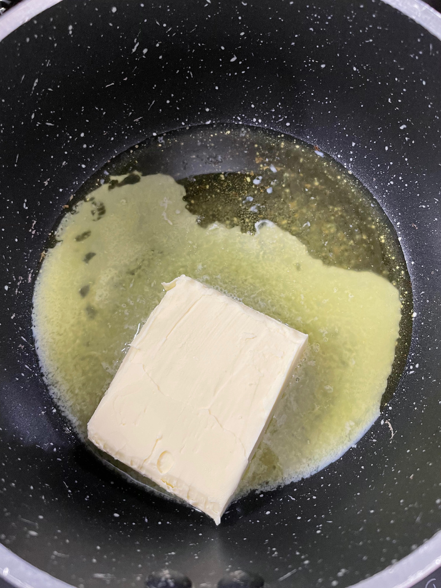 В глубокую миску разбить куриные яйца, добавить сахар