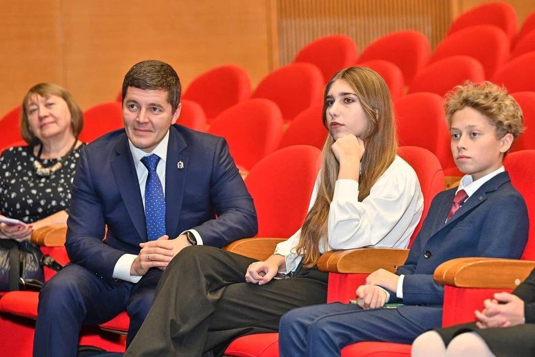     Губернатор ЯНАО Дмитрий Артюхов на концерте 8 декабря. Фото: vk.com Дмитрий Артюхов