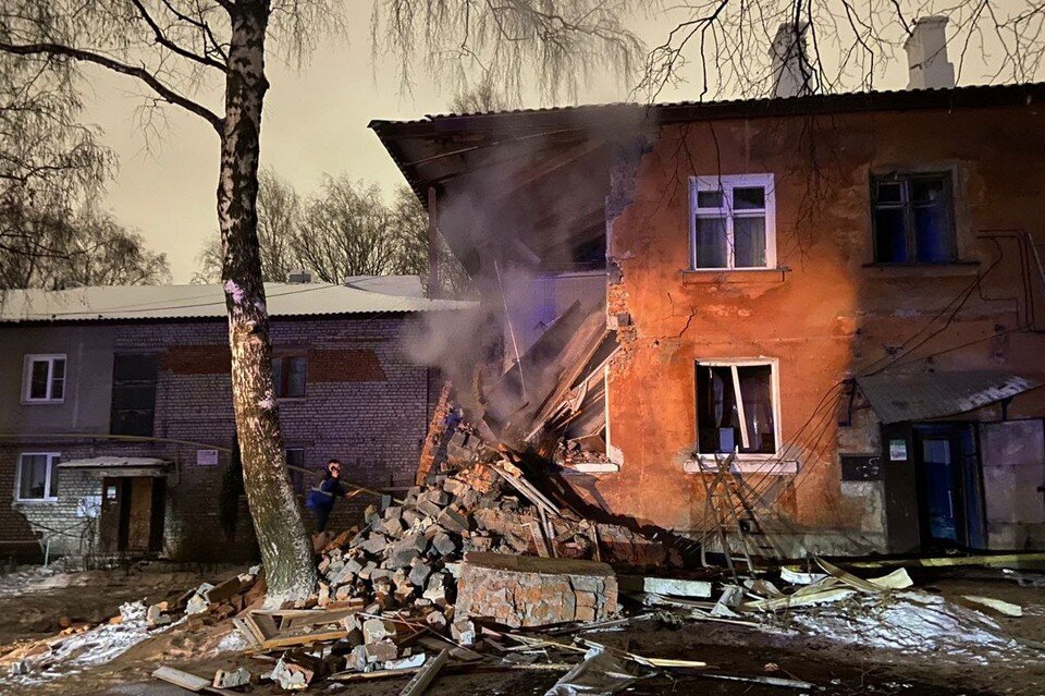    В жилом доме в Рязани взорвался газ. На месте происшествия продолжают работать силовики и спасатели.