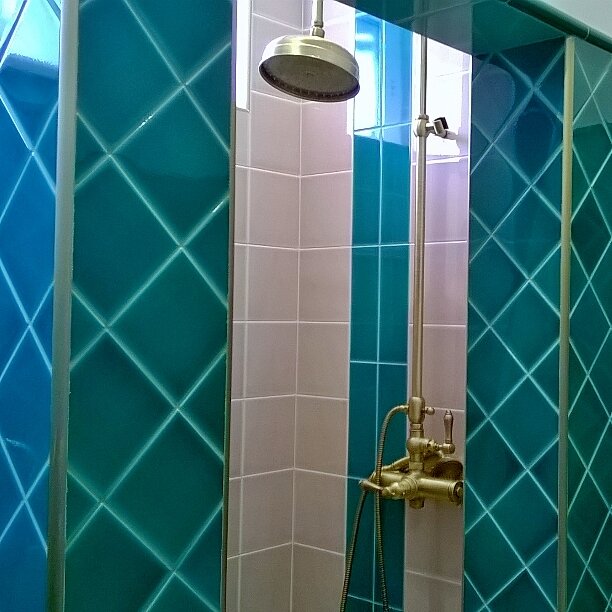 Латунная фурнитура поддерживается стыковочным профилем того же цвета