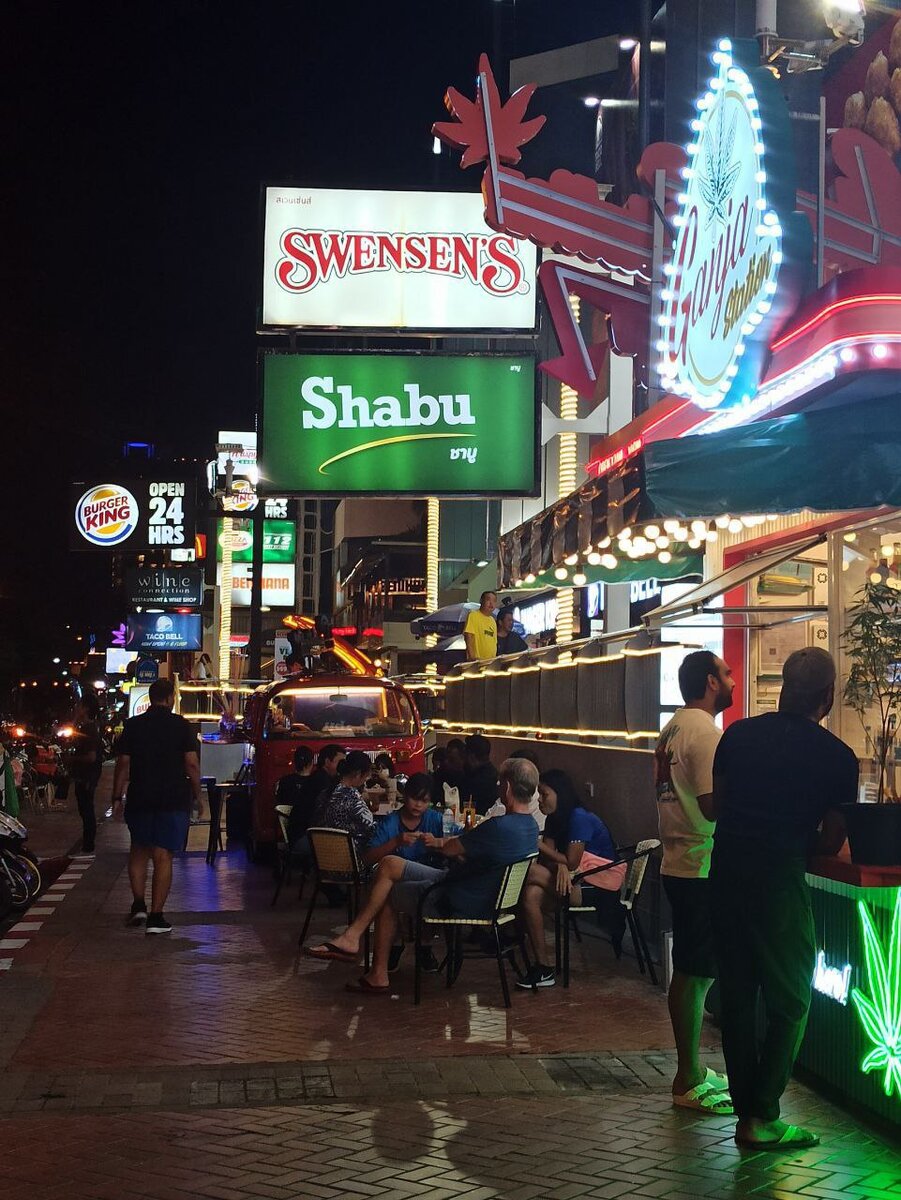 А вот так выглядит их вывеска снаружи Royal Garden Plaza в Паттайе 2022