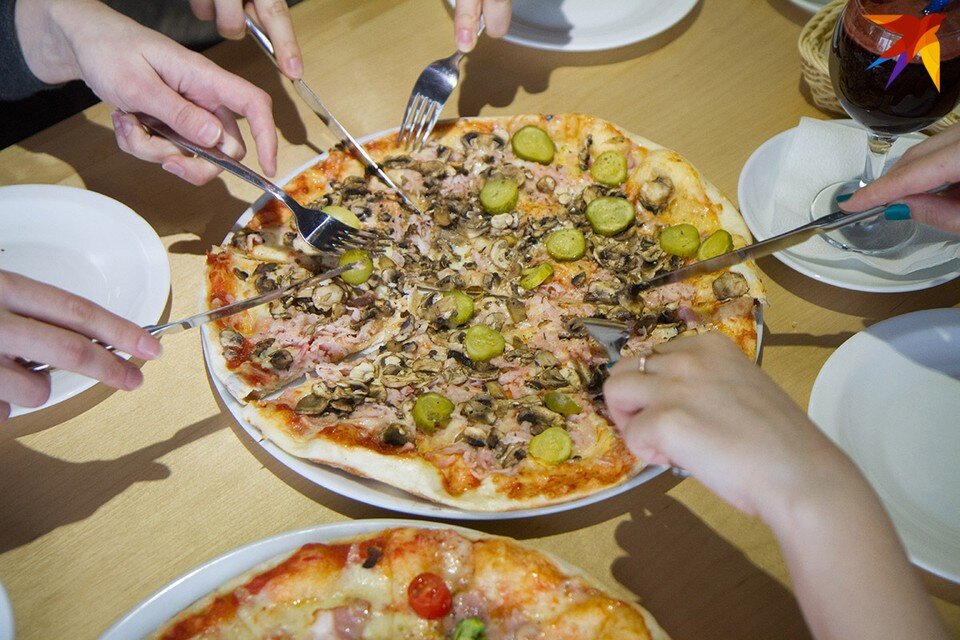     Аккуратнее с жирной пищей и фаст фудом. И то и другое могут спровоцировать изжогу. Фото: архив "КП".