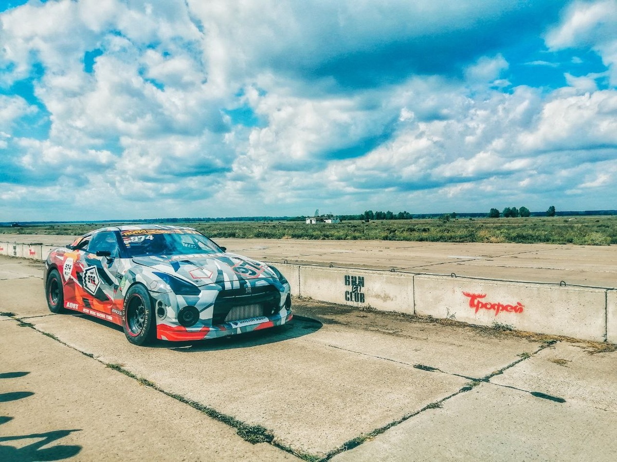 чемпион Nissan GTR.