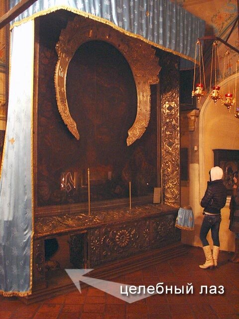 Тот самый целебный лаз под иконой. Источник: http://hram-troicy.prihod.ru/pravoslavnye_prazdniki/view/id/1137516