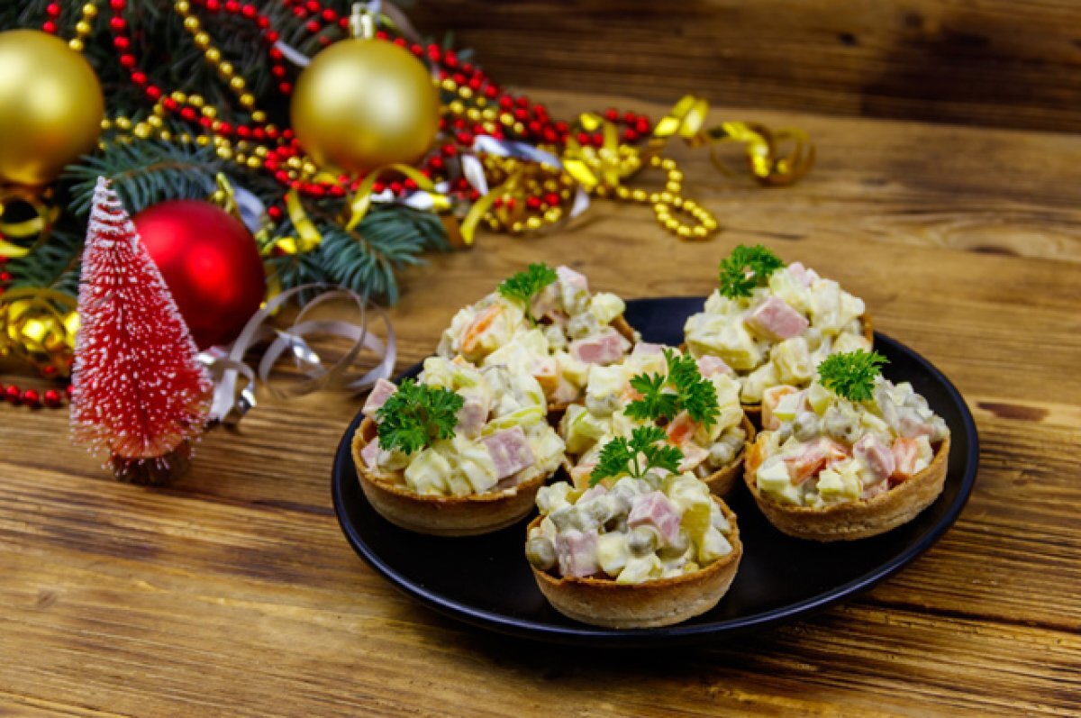 тарталетки с сыром и помидорами черри. салат в тарталетках. тарталетки с начинкой. тарталетки с кукурузой. чем наполнить тарталетки на новый год рецепты.