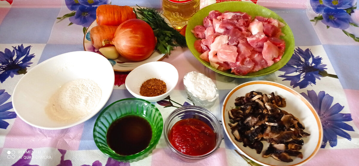 Для гуляша потребуется: 700 г свинины, шампиньоны 200 г (в моём случае замороженные порезанными), 2 морковки, 1 луковичка, томатная паста 2 ст. ложки, соус соевый классический 1 ст. ложка, 2 ст. ложки муки, 1-2 зубчика чеснока, 1 ст. ложка специй для свинины, растительное масло для обжаривания свинины, соль, зелень.