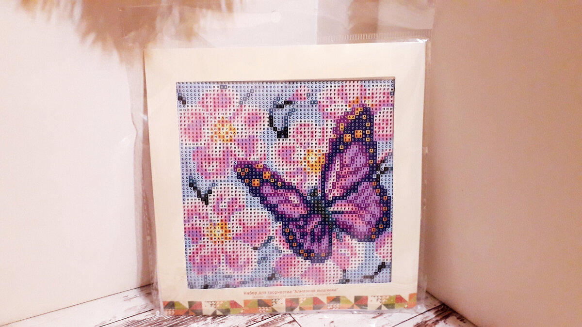 Бабочка на фоне веточек сакуры.