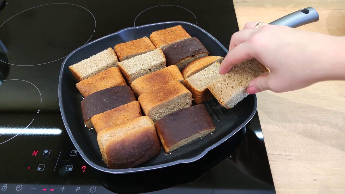 На днях я выложила видео и вкуснейшим рецептом приготовления закуски на основе хлеба. Меня знатно закидали тапками в комментариях и даже написали: "ваши гости что, из концлагеря?".-3