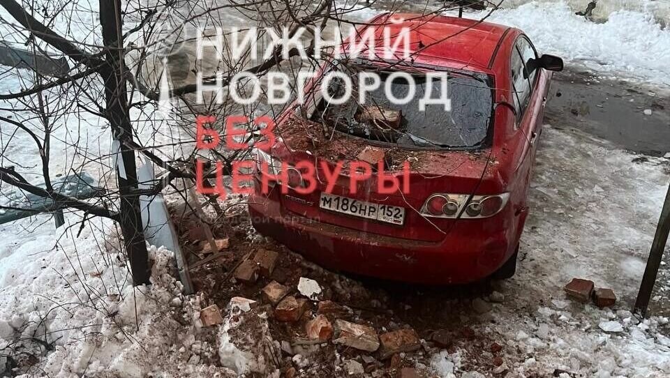     Дымоход рухнул на автомобиль в Нижнем Новгороде. Об этом говорится в Telegram-канале «Нижний Новгород. Без цензуры».
