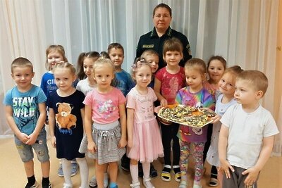    Сотрудник Литвиновского участкового лесничества Наро-Фоминского филиала ГКУ МО «Мособллес» в детском саду в поселке Васильчиново © Сайт Комитета лесного хозяйства Московской области
