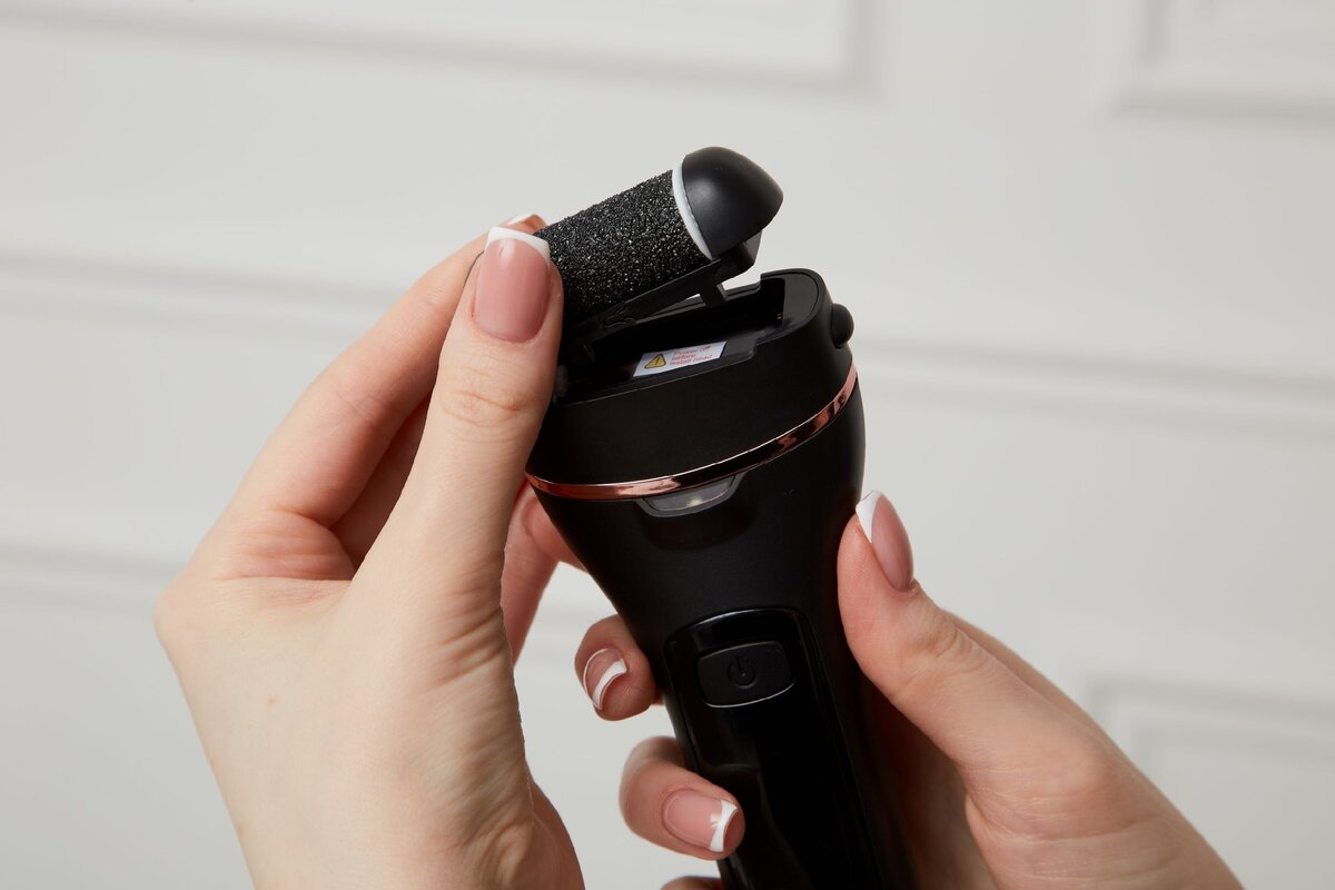 Многие модели роликовых пилочек оснащены разными насадками и режимами, что позволяет обрабатывать кожу так, как того требует состояние именно ваших ног. 