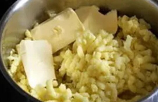 Шелковое, нежное, ароматное, воздушное - и без комочков, не клейкое, не водянистое и не вязкое. И вкусное - даже когда остынет: как приготовить идеальное картофельное пюре, которым можно гордиться.-9