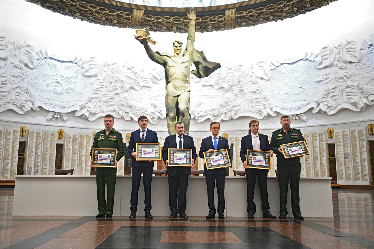 С инициативой выпустить марки, посвящённые Героям России – участникам СВО, в апреле выступил глава комитета Госдумы по информполитике («Единая Россия»), федеральный координатор партийного проекта «Историческая память» Александр Хинштейн.