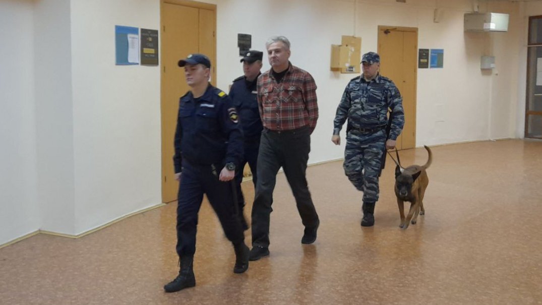    Олег Белоусов идёт к залу суда. Фото: Анна Мотовилова / MR7.