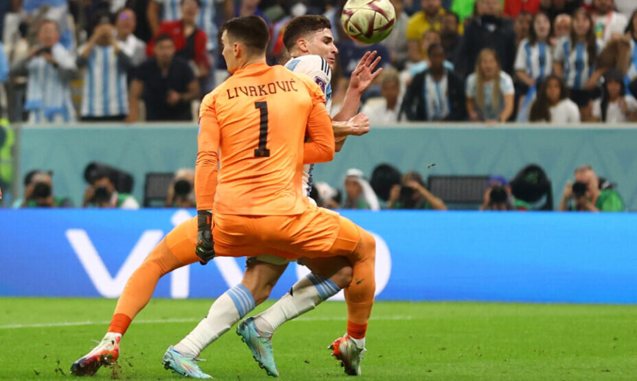    Вратарь сбивает нападающего? Или Леваковичу некуда было деваться? Фото: Reuters