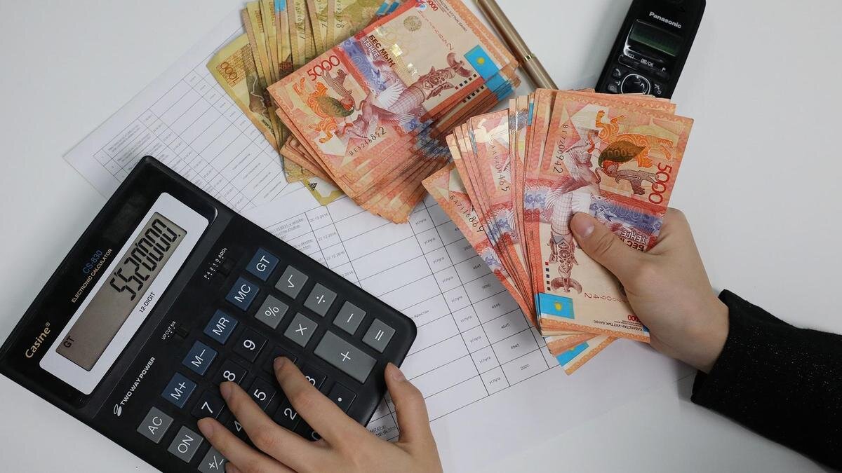    Девушка держит в руках купюры:NUR.KZ/Петр Карандашов